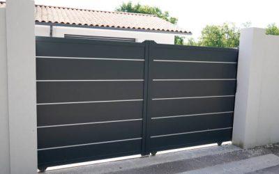 Comment combler l’espace sous un portail ? Solutions efficaces et durables