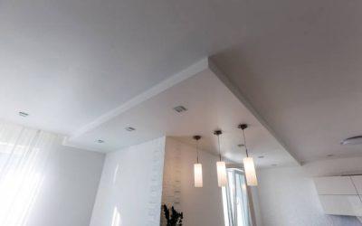Comment boucher l’espace entre le placo et le plafond proprement ?