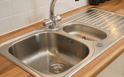 Comment nettoyer un évier en inox taché par un produit acide ?