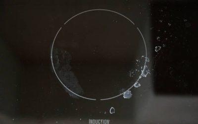 Comment enlever une trace sous le verre d’une plaque à induction ?