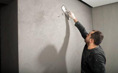 Comment habiller un mur en crépi intérieur ?