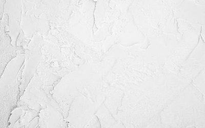 Comment coller du placo sur un mur irrégulier ?